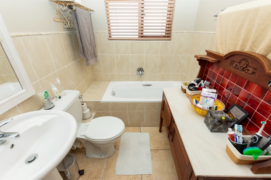 6 Bedroom Property for Sale in Middedorp Western Cape